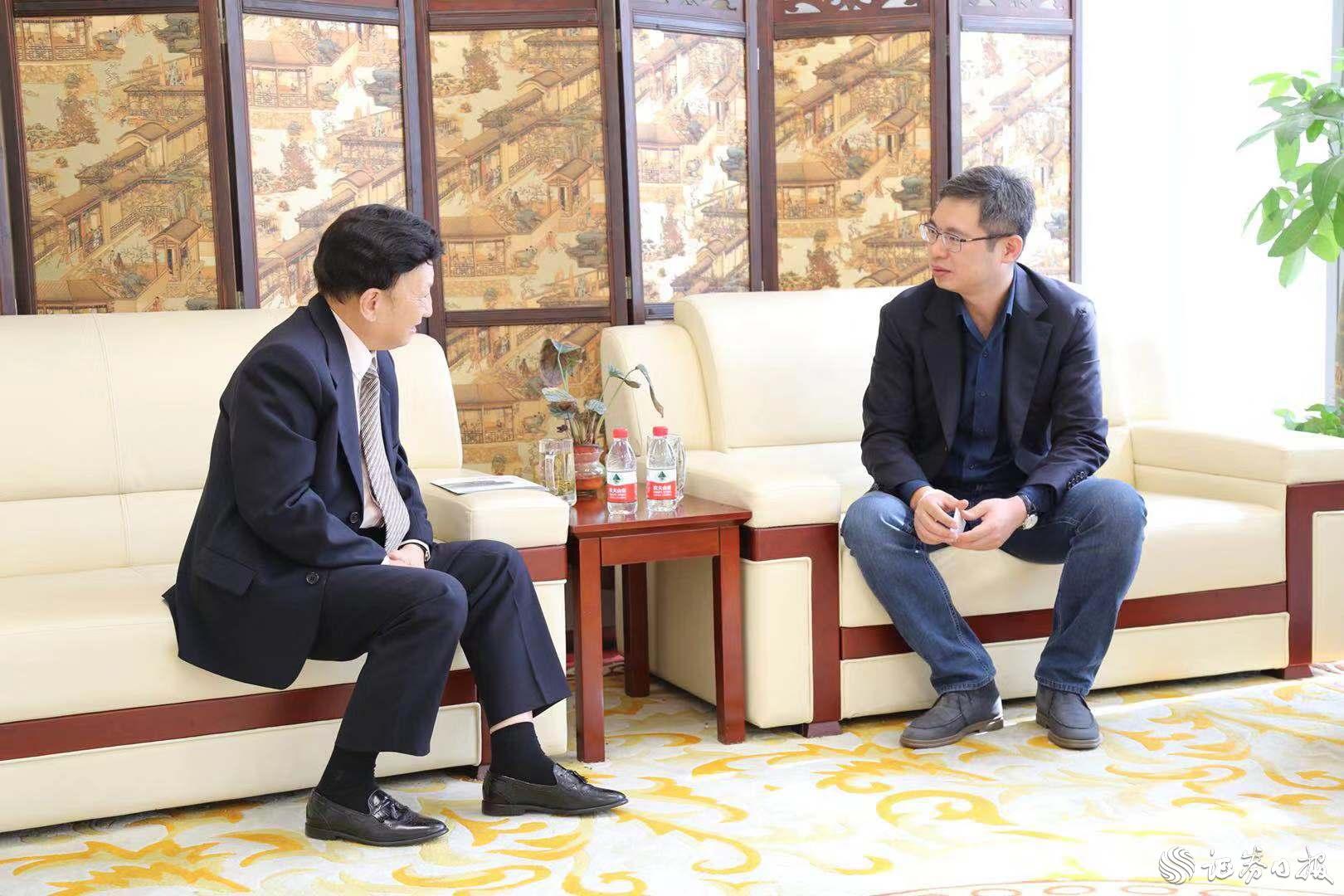 杭州江干區(qū)投資促進局副局長項波（右）與美中貿(mào)易發(fā)展協(xié)會總裁、執(zhí)行長姚應(yīng)文博士（左）交流探討.jpg