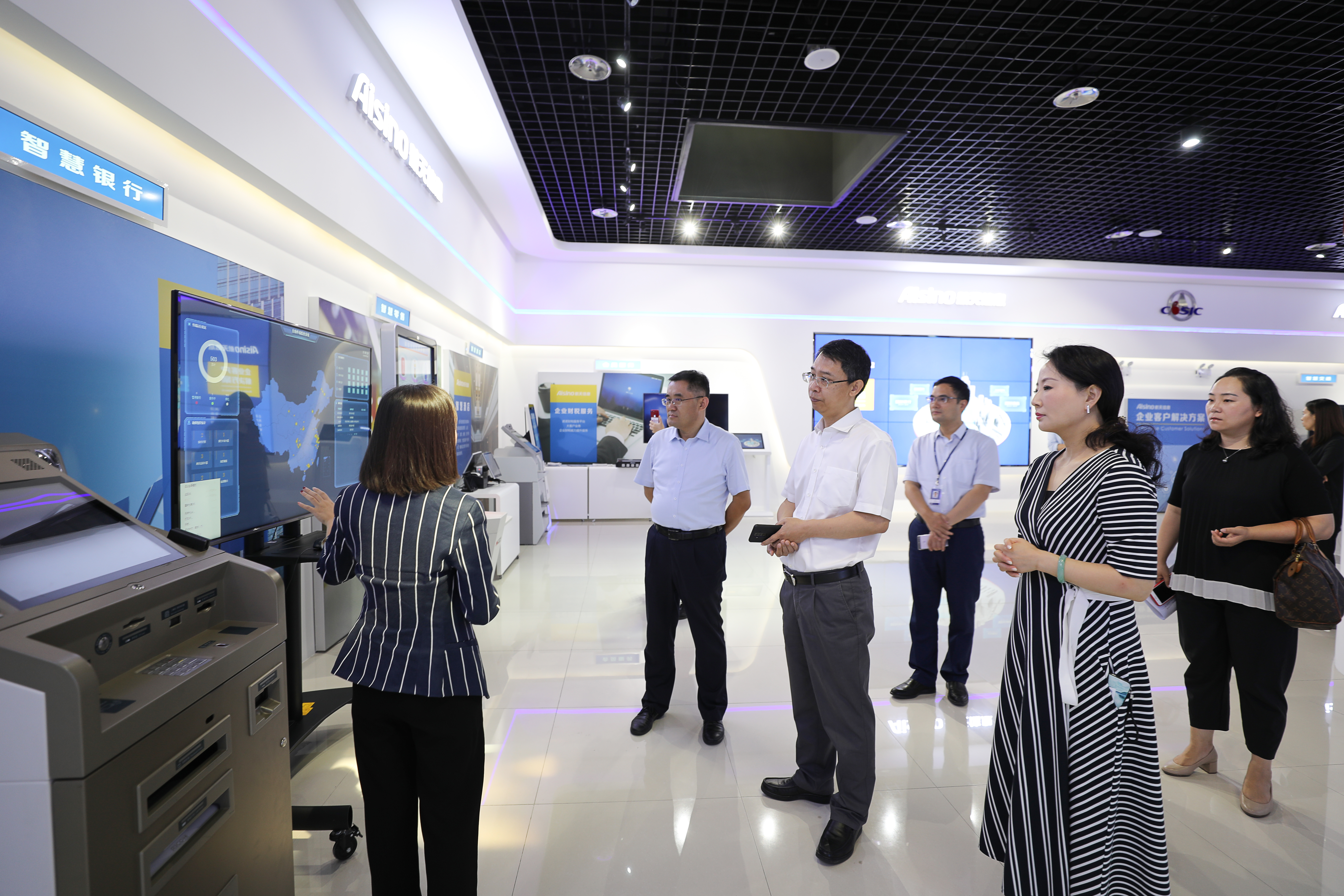 參觀展廳.jpg